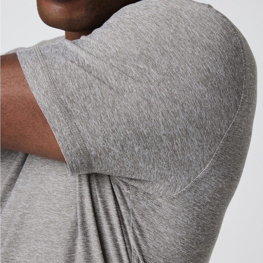 Vuori Strato Tech Tee Athletic Lounge Sporty Casual in grey Large - Picture 2 of 9